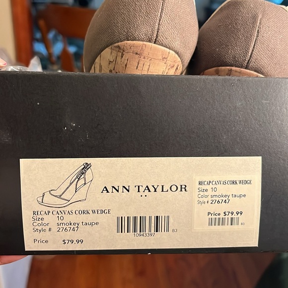 And Taylor wedges one once beige and taupe color small (dry rot) - Picture 9 of 9